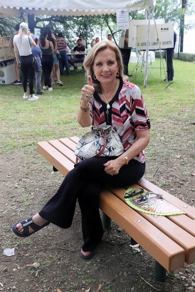 Mónica Saldaña de De Hoyos