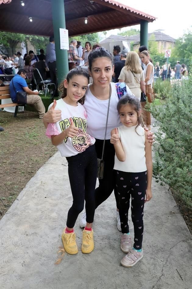 Verónica Elizondo con sus hijas Jimena Barrientos y Regina Barrientos