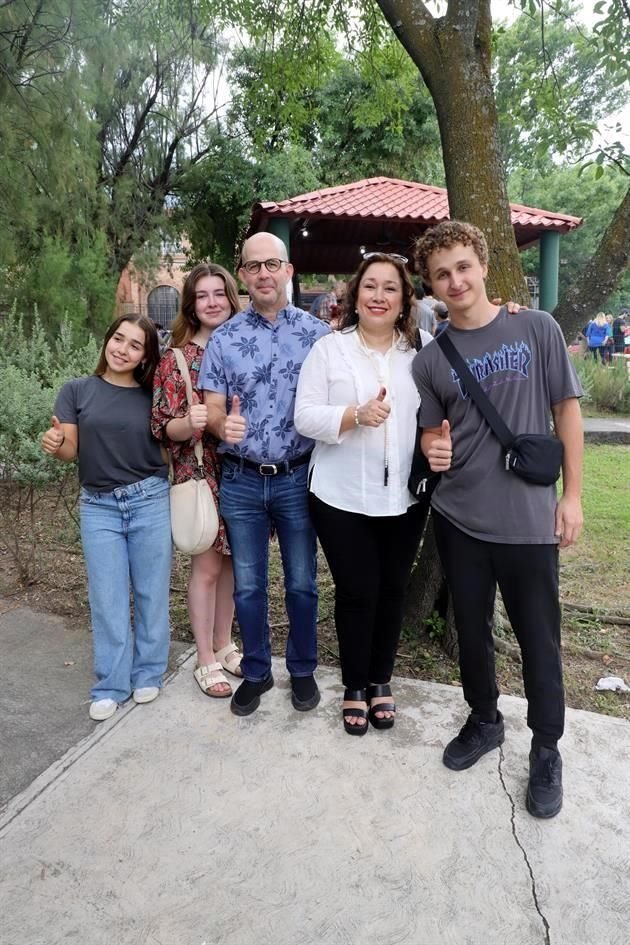 Arisa Fernández, Crista Fernández, Lucy Taha de Fernández, Stefan Fernández y Fiero Fernández