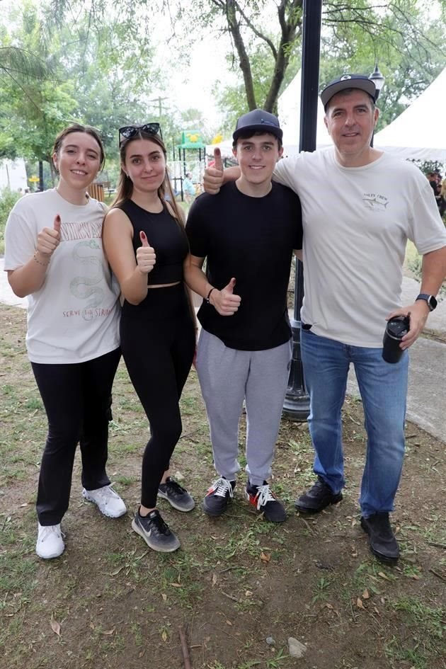 Ana Rodríguez, Andrea Rodríguez, Eduardo Rodríguez Jr. y Eduardo Rodríguez