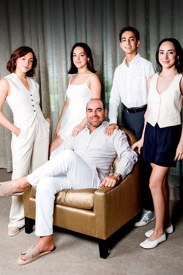Rodrigo González Calderón con sus hijos Marly, Mirelle, Rodrigo y Miranda González de la Garza