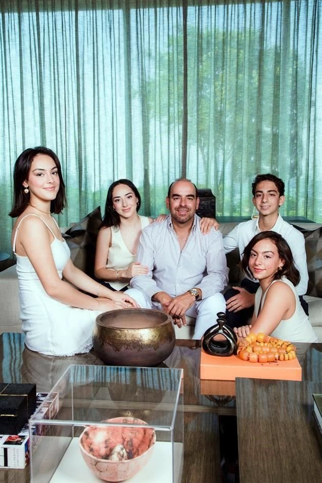 Rodrigo González Calderón con sus hijos Mirelle, Miranda, Rodrigo y Marly González de la Garza