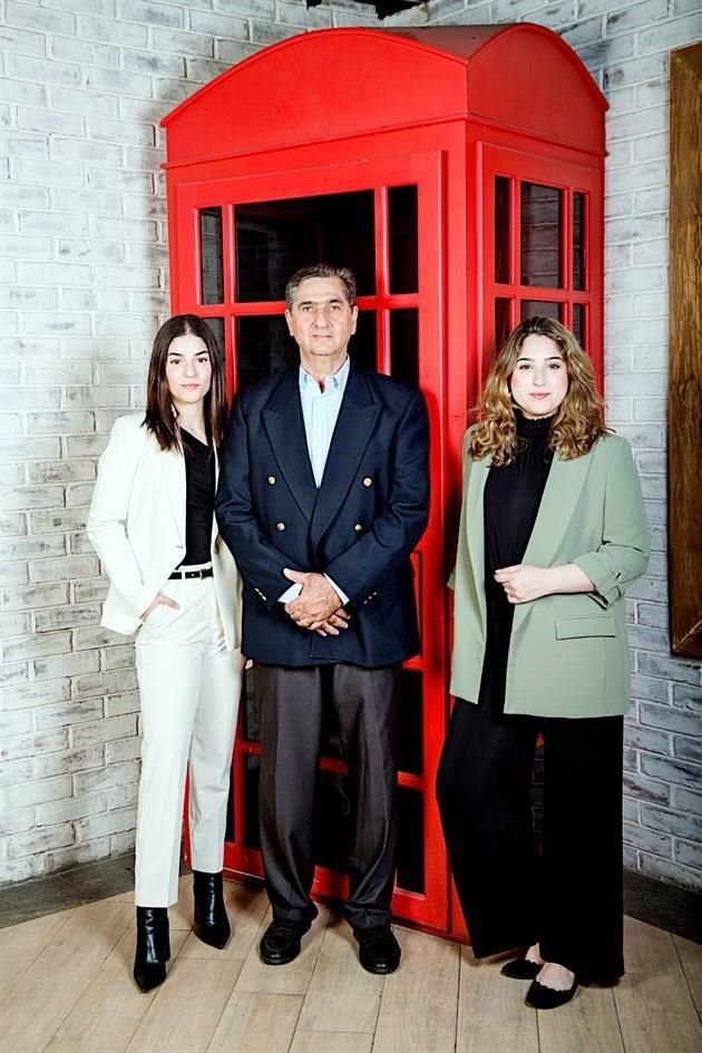 César Náder de la Garza con sus hijas Romelia y Bárbara Náder Barceló