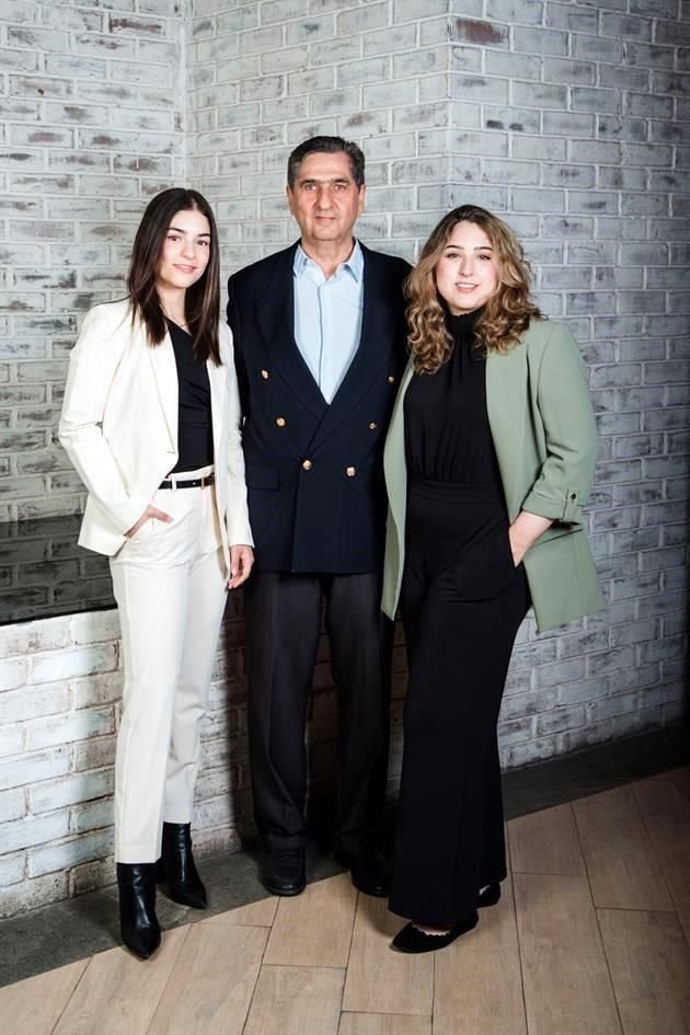 César Náder de la Garza con sus hijas Romelia y Bárbara Náder Barceló