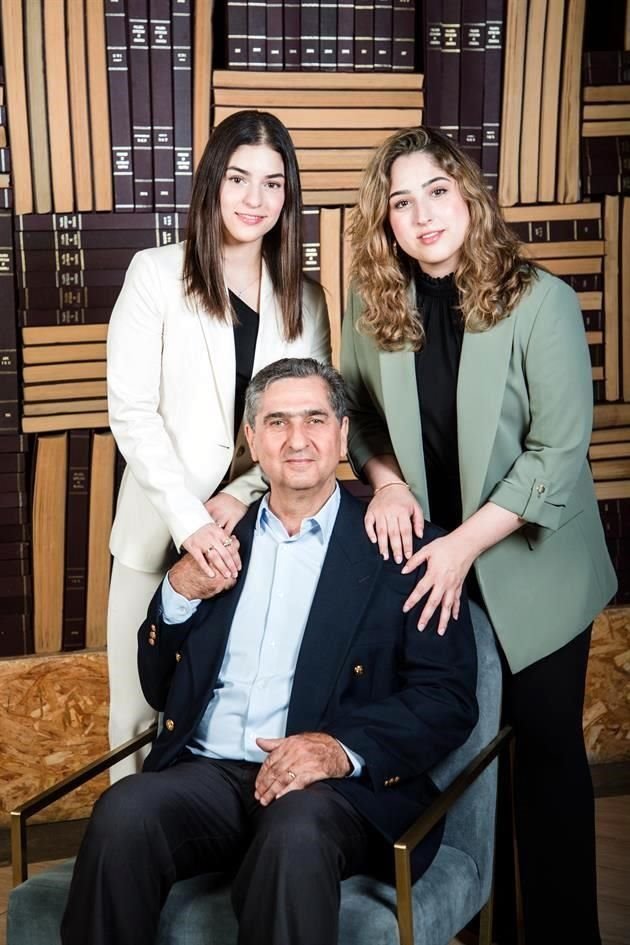 César Náder de la Garza con sus hijas Romelia y Bárbara Náder BarcelóNáder