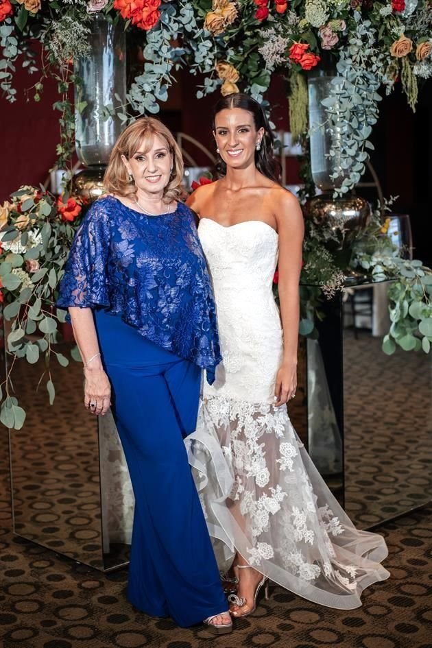 Con su mamá, Betty Santos de Domene 