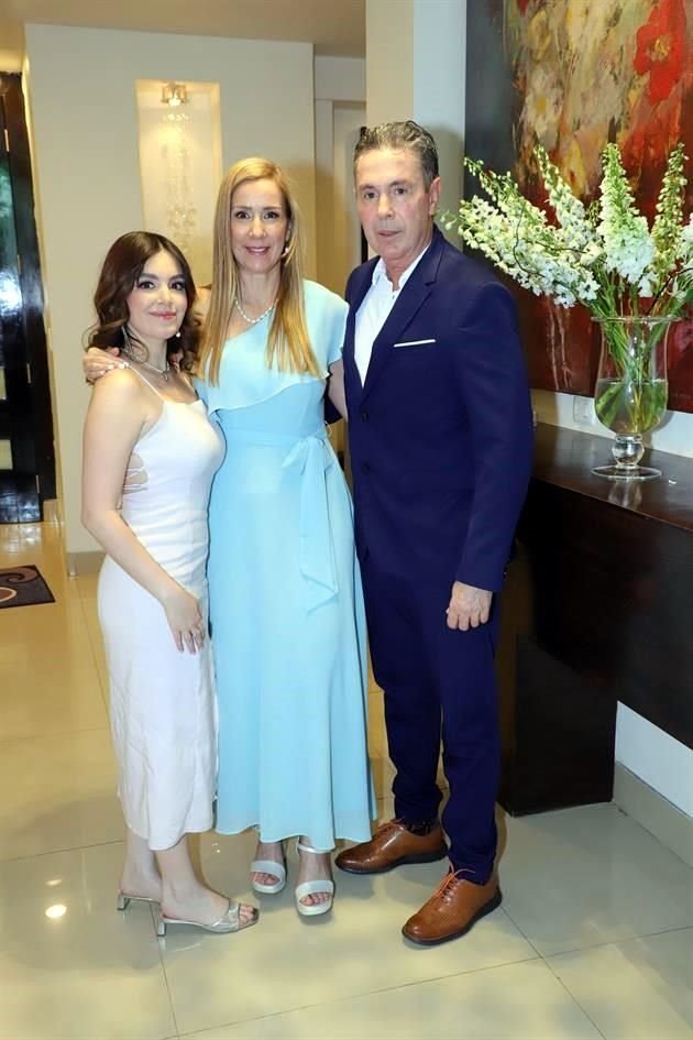 Michelle Chapa, Mayra Arizpe de Chapa y Alejandro Chapa González