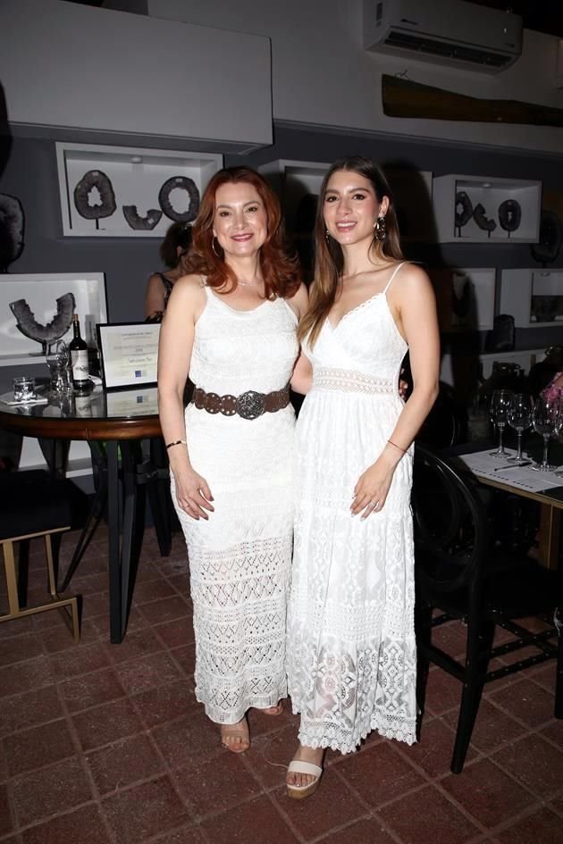 Adriana Saldívar de Alanís y Carolina Alanís