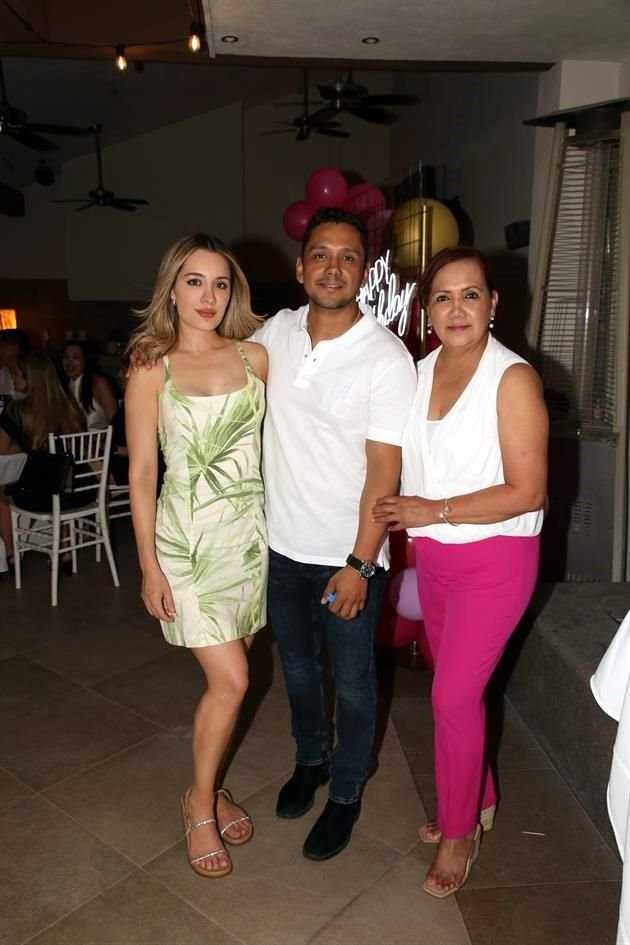 Daniela Puente, Carlos Cuéllar y Rosalinda Castillo