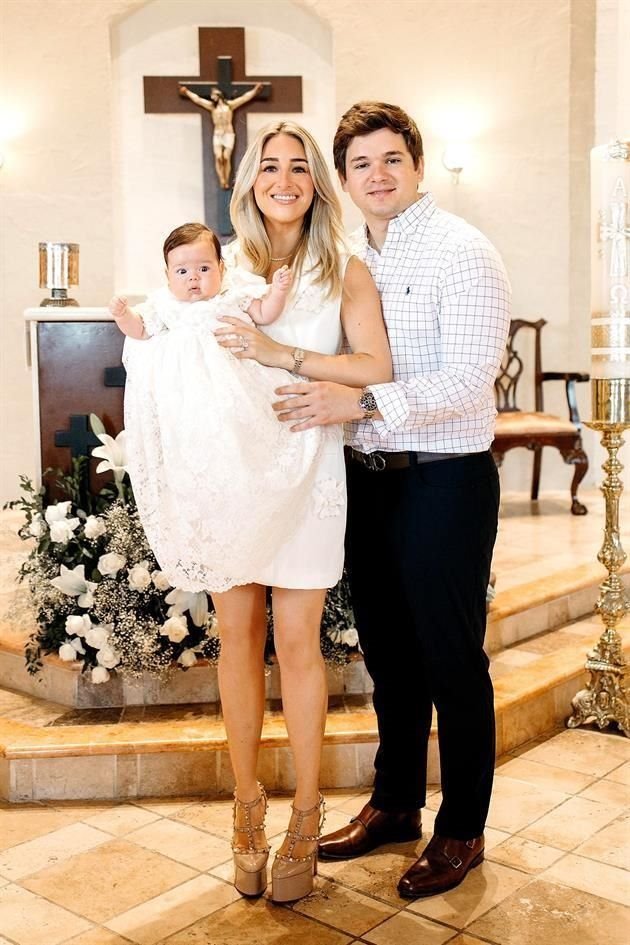 Pamela Villarreal de Lozano y Mauricio Lozano con Carola