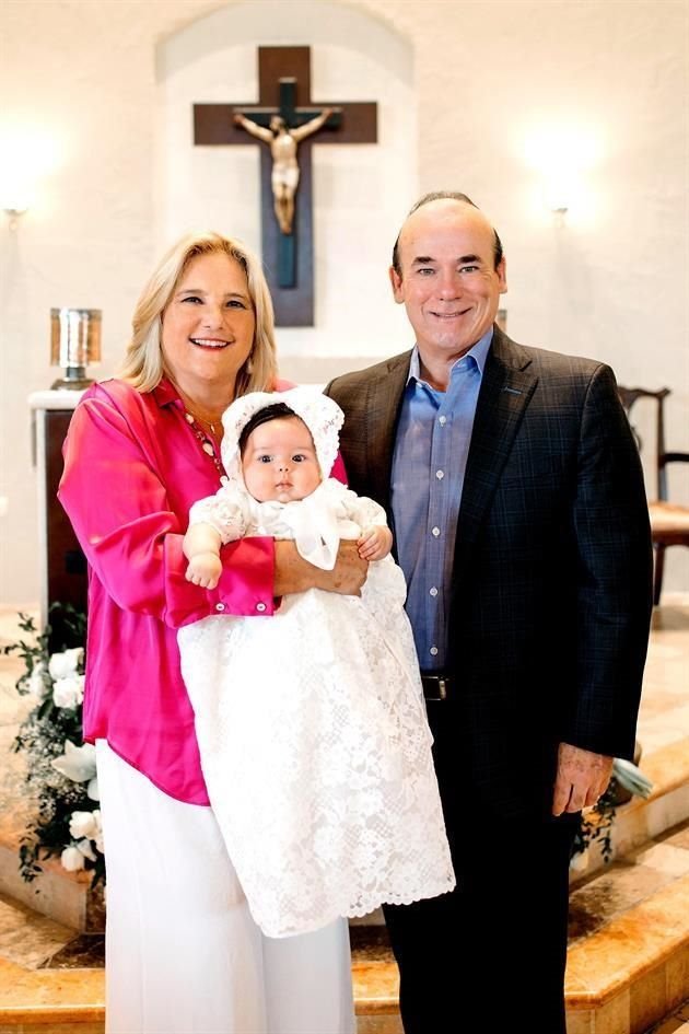 La bautizada con con sus abuelos paternos, Muñe Zambrano de Gutiérrez y Gerardo Gutiérrez