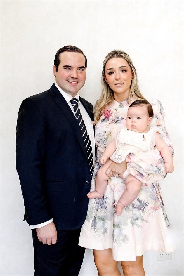 Gerardo Gutiérrez Zambrano y Laura Fernanda Villarreal de Gutiérrez con su hija Carola Fernanda