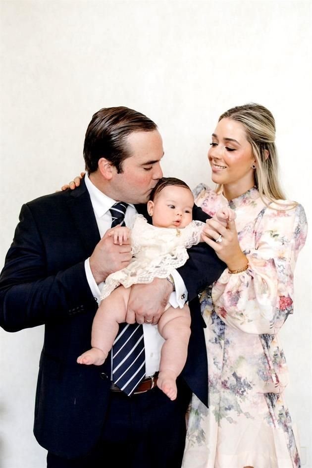 Gerardo Gutiérrez Zambrano y Laura Fernanda Villarreal de Gutiérrez con su hija Carola Fernanda