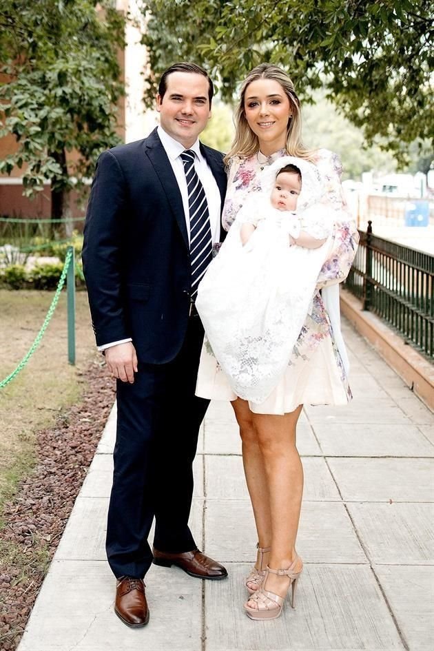 Gerardo Gutiérrez Zambrano y Laura Fernanda Villarreal de Gutiérrez con su hija Carola Fernanda