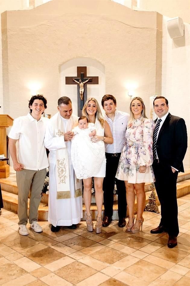 Idelfonso Villarreal, Padre Galo González, Pamela Villarreal de Lozano con la bautizada, Mauricio Lozano, Laura Fernanda Villarreal de Gutiérrez y Gerardo Gutiérrez Zambrano