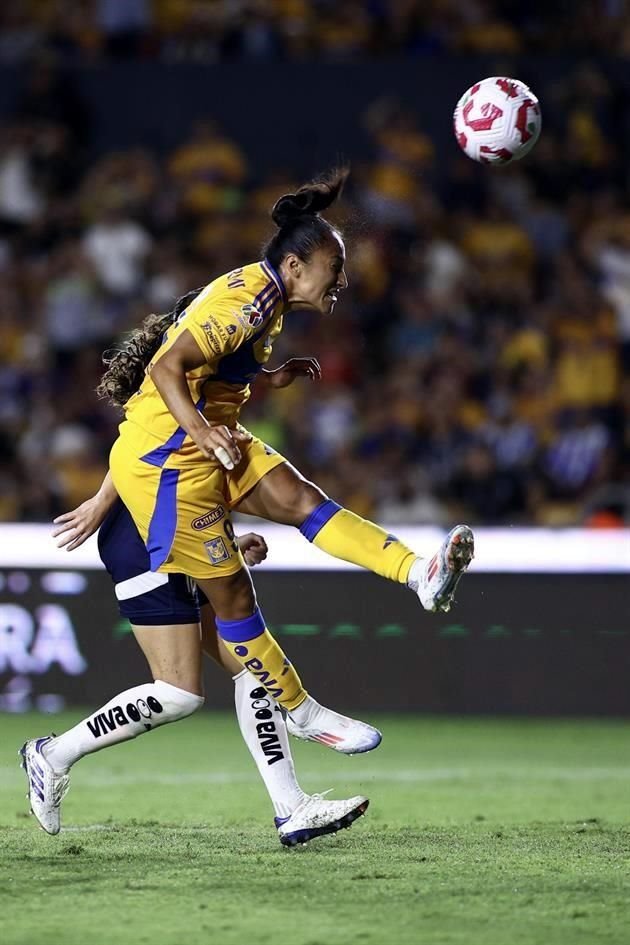 Viniendo desde la banca, Stephany Mayor hizo el 2-1 con éste cabezazo.