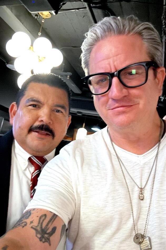 Rudy Joffroy, mánager de la banda, aprovechó para tomarse una selfie con Guillermo Rodriguez, quien forma parte del talk show.