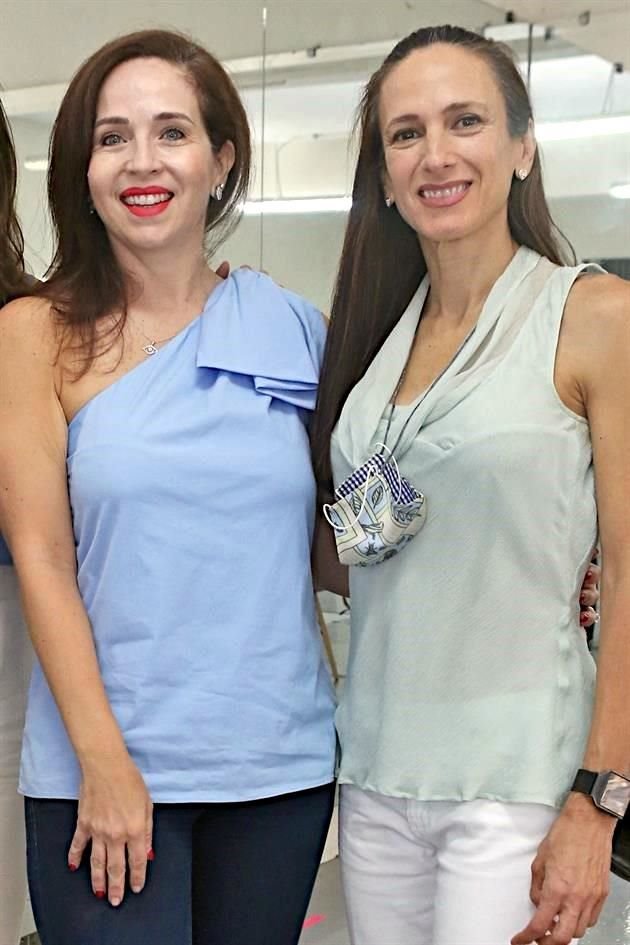 Gabriela Elizondo de García Iza (izq.)  con Yolanda Garza Santos, presidenta  del Patronato del Ballet de Monterrey.