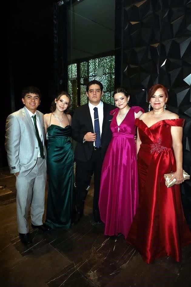 Joel Cantú, Jacqui Zapata, Axel Cantú, Karina Zapata y Beatriz Treviño