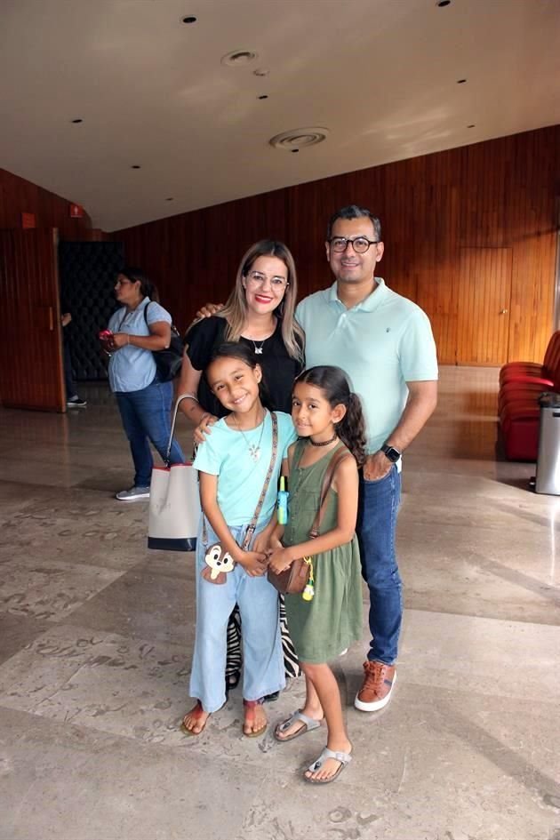 Lorena Pérez y Raúl Rodríguez junto a María Sofía y María Inés Rodríguez