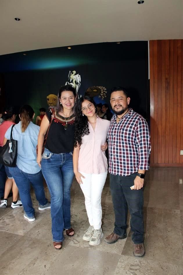 Tania Barberena, Ivanna Varela y Osvaldo Varela