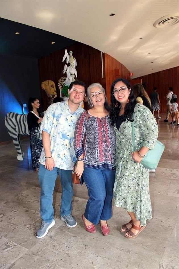 Jonathan Torres, Kari Cantú y Ana Torres