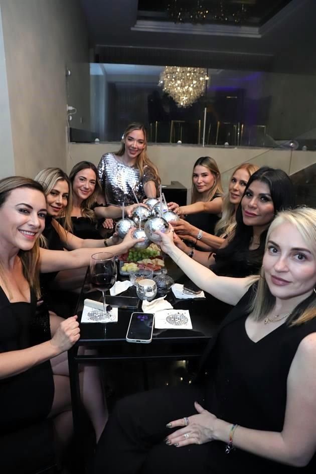 ¡Brindis por la cumpleañera!