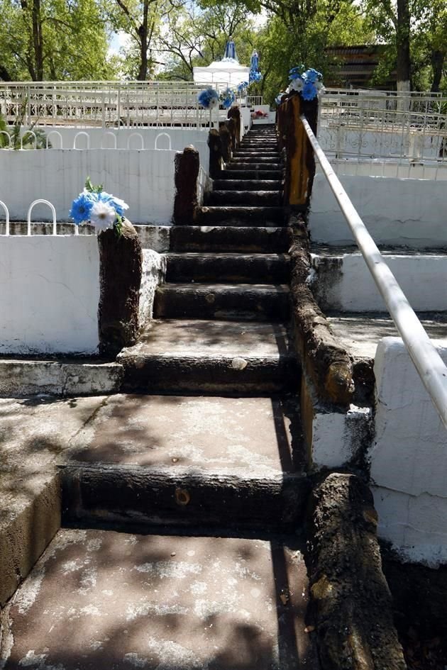 Para ver a la Virgen debes subir un tramo muy inclinado, de unos 20 escalones.