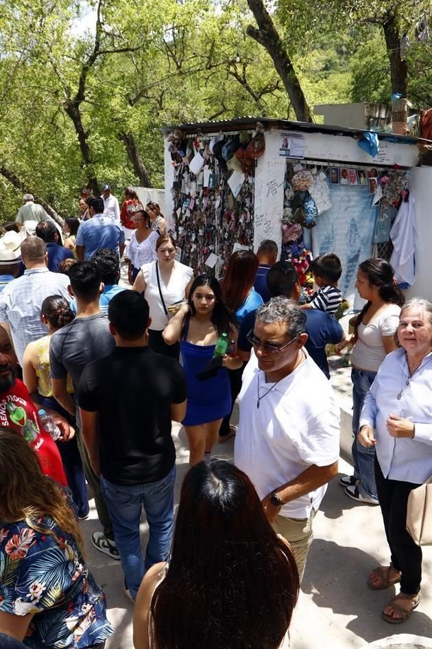 Esta fe inició en 1967 cuando doña María Josefa Sepúlveda, conocida como Pepita, colocó en este terreno de su propiedad una imagen de la Virgen de la Medalla Milagrosa.