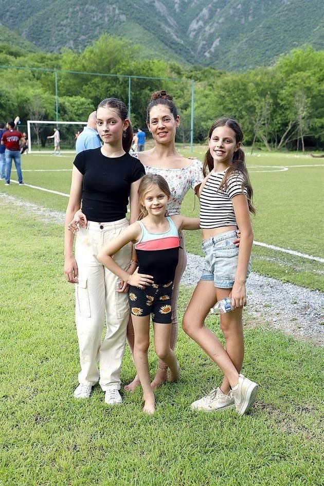 Paulina Haro de Catherine, con Petra, Renée y Josefina Catherine