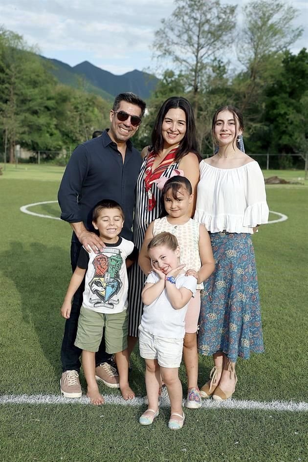 Omar Domínguez, Michelle Kipper de Domínguez, Sofía Domínguez Villarreal, Omar Domínguez Kipper, Paulina Domínguez Kipper y Olivia Domínguez Kipper