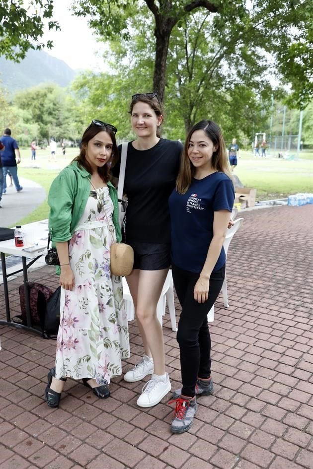 Romina Paola Estrada, Flor Couasnon y Karen Álvarez