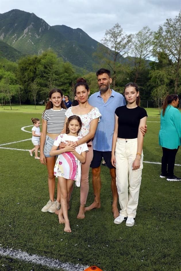 René Cathrine, Paulina Haro de Catherine, Samuel Catherine, Petra Catherine y Josefina Catherine