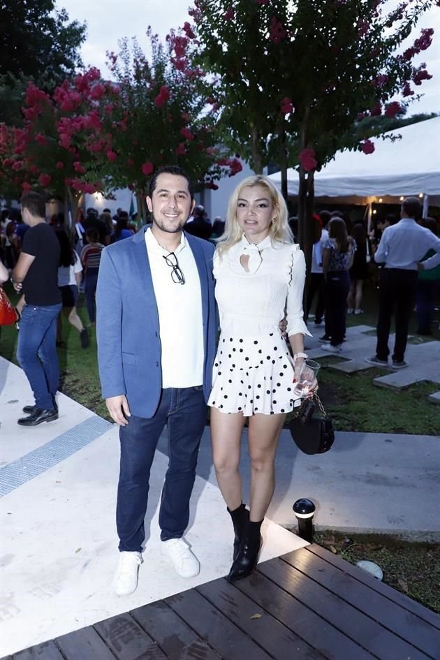 David Dávila y Sarahí Ramírez