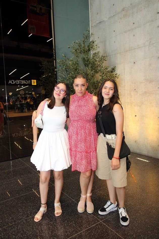 Ivanna López Carmona, Karina Carmona y Renata López Carmona