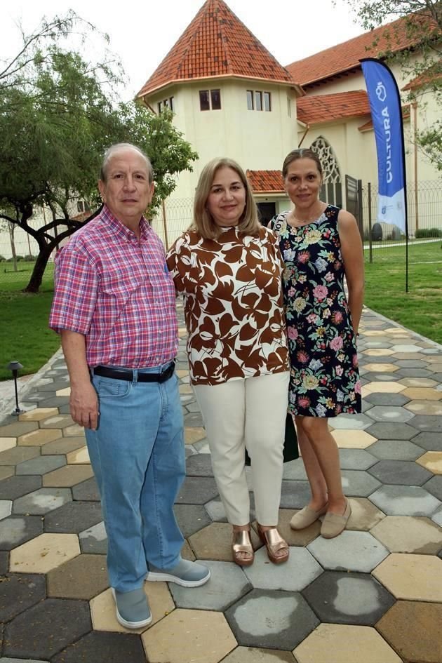 Jorge Guajardo, Olga Flores y Sandra Flores