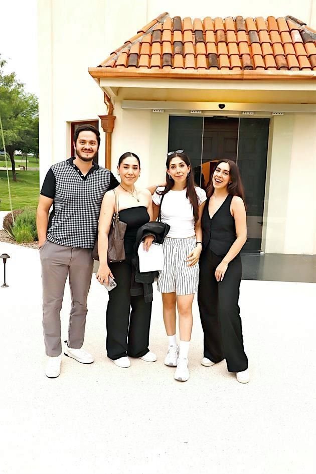 Mario Martínez, Lucía Lobo, Daniela Lobo y Rocío Lobo