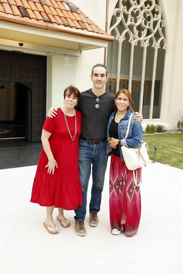 María Cristina de Ábegro, Javier Ábrego y Juanita Méndez