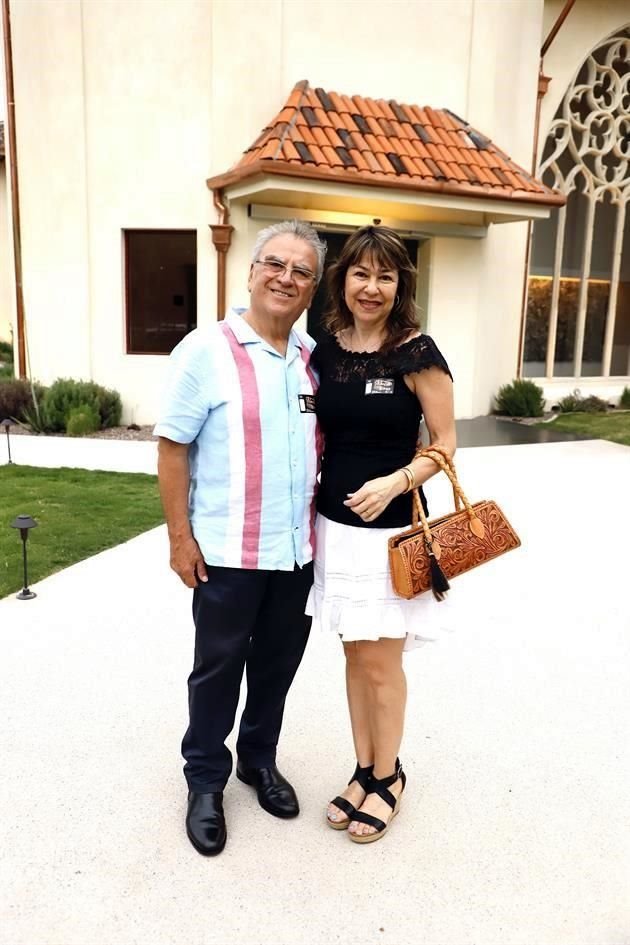 José Luis Burnes y Diana Garza de Burnes