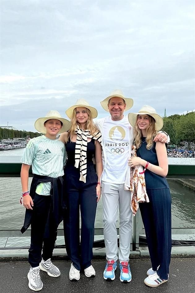 Alberto Santos con sus hijos, Beto, Valeria y Cata Santos Garza