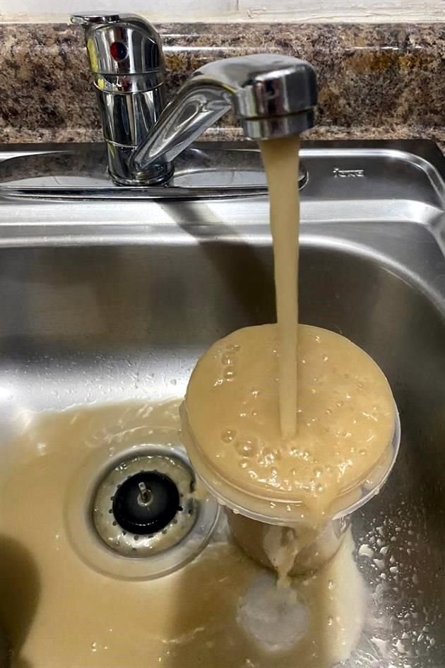Para las 22:00 horas, residentes de esa zona informaron que el servicio se empezó a restablecer, pero el agua de la llave salía color café.