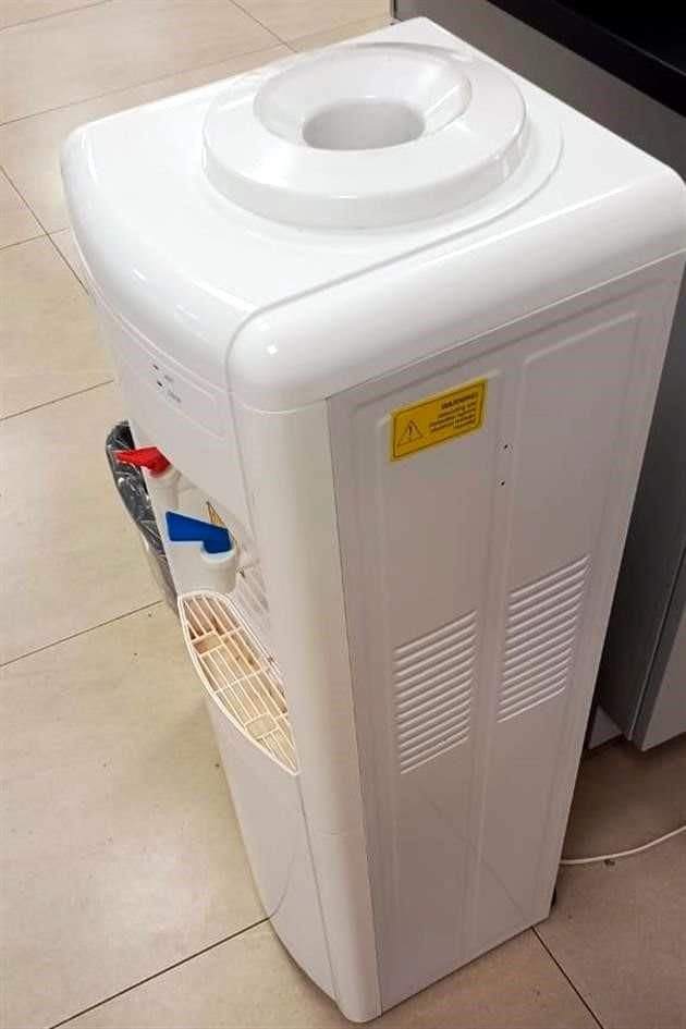 Un despachador de agua carece de garrafón ante la falta de insumos ordenado por Salud NL.