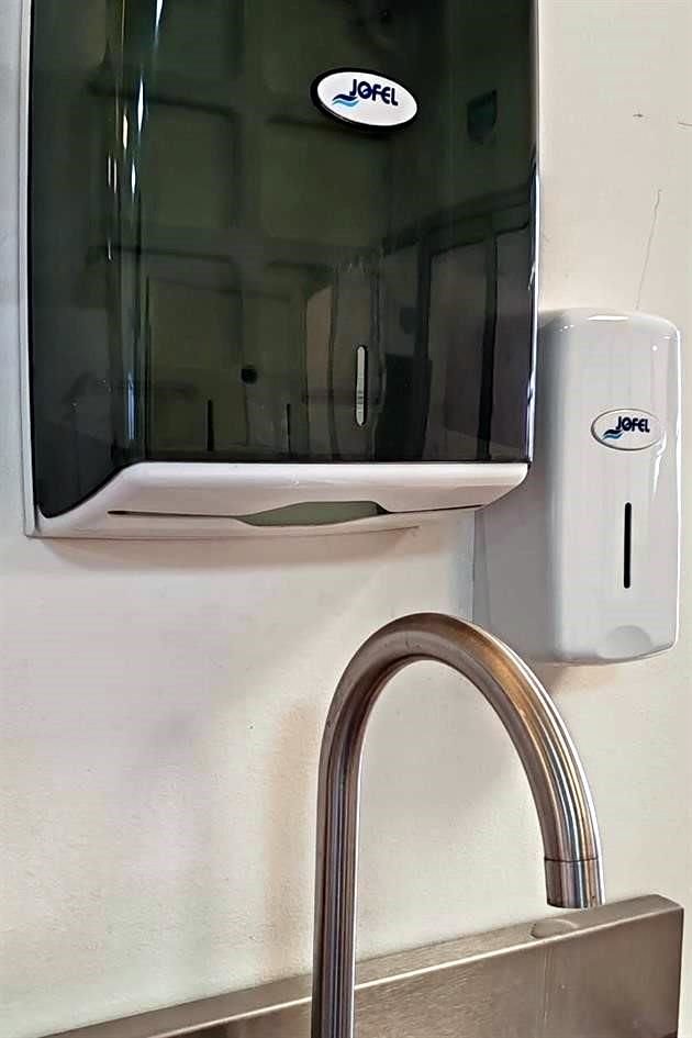 El personal de Salud batalla para hasta para conseguir agua potable para los pacientes, así como papel sanitario.