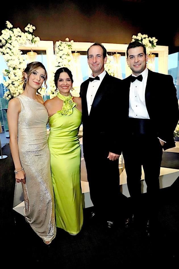 Alexia Meouchi, Zandra Gámez de Meouchi, Adrián Meouchi y Adrián Pablo Meouchi