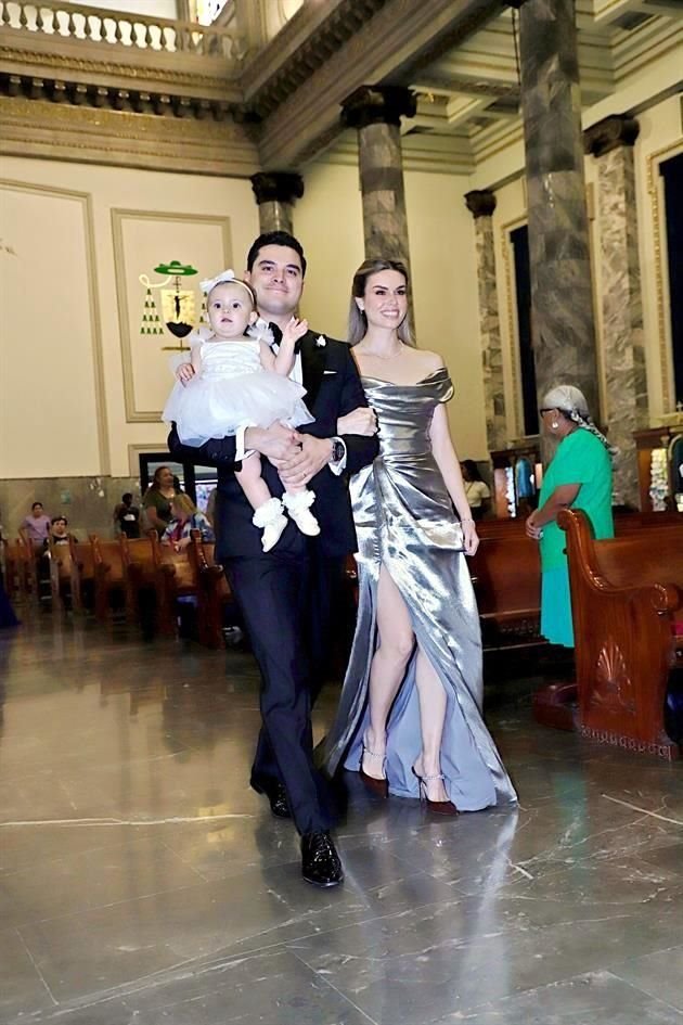 Mario Gámez Hernández y Paola Ruiz de Gámez con su hija Emilia