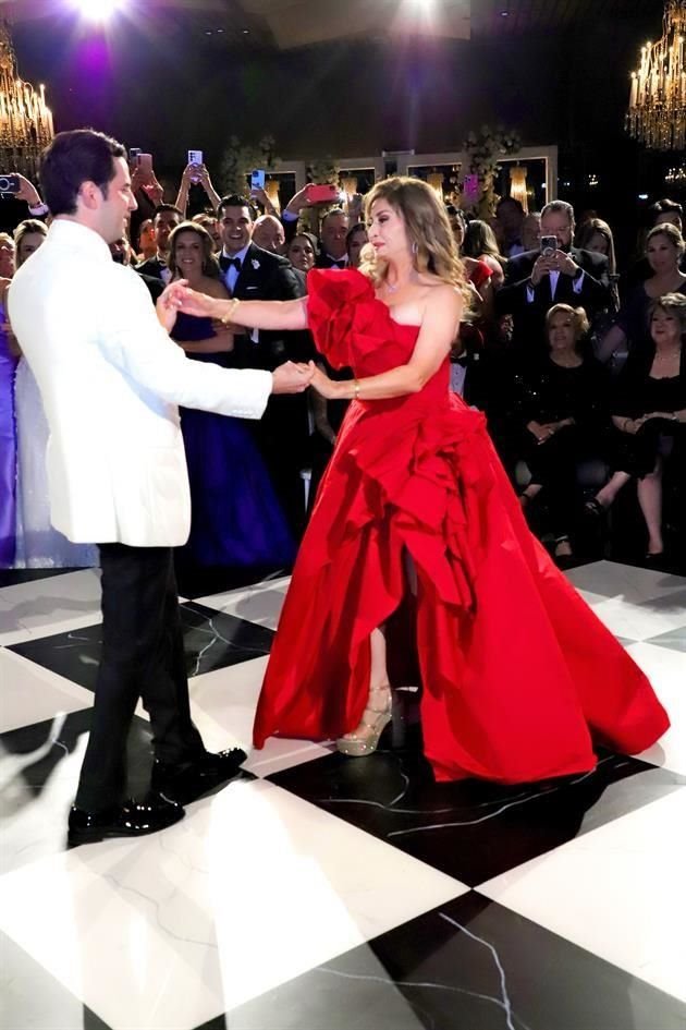 El novio con su mamá Lilia Guadalupe Martínez de Valdez<br>