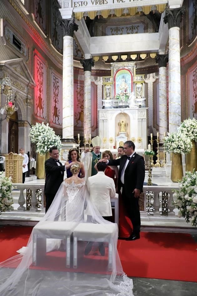 Paulina Gámez Hernández y Everardo Hiarmes Martínez reciben la bendición de Mario Gámez Fonseca, Lorena Hernández de Gámez, Lilia Martínez de Valdez y Óscar Valdez