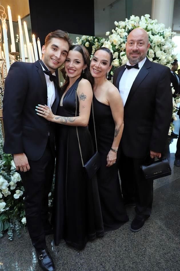 Luis Ángel Garza, Ivania Otero, Miriam de Otero y Manuel Otero