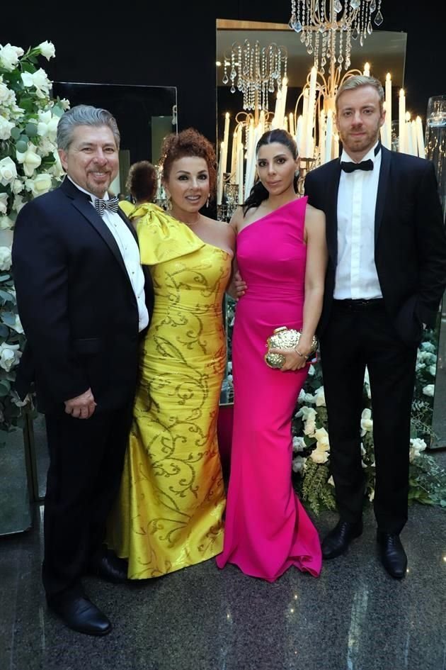 Carlos Hinojosa, Patricia Cortés de Hinojosa, Cinthia Hinojosa y Gianluca Bianchezi