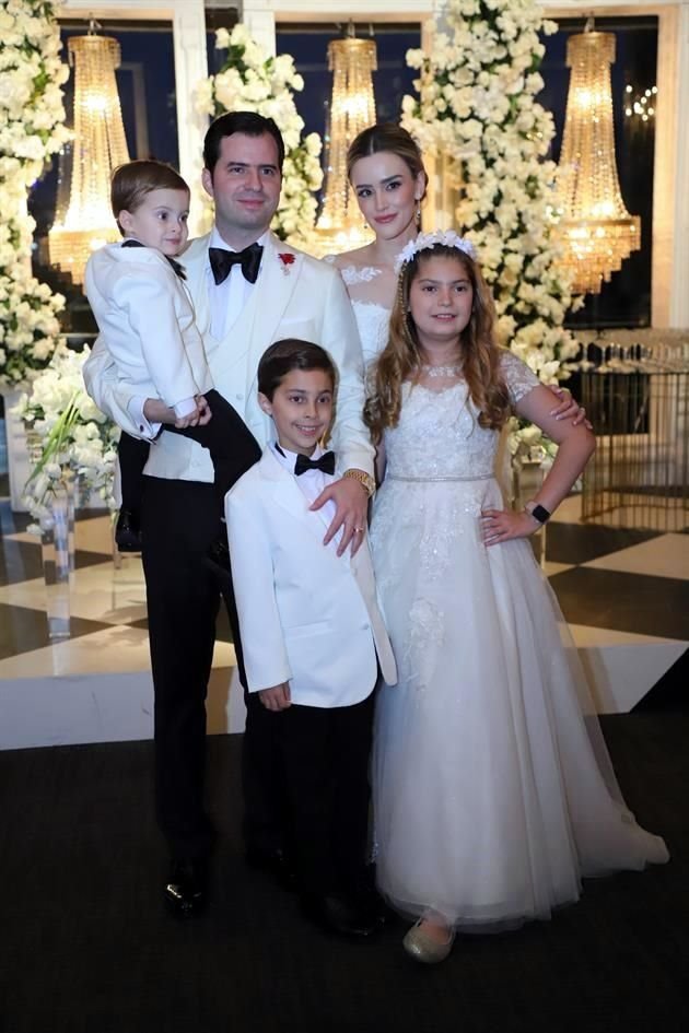 Los novios con Leonardo Martínez Hiarmes, Enrique Martínez Hiarmes y Lilia María Martínez Hiarmes